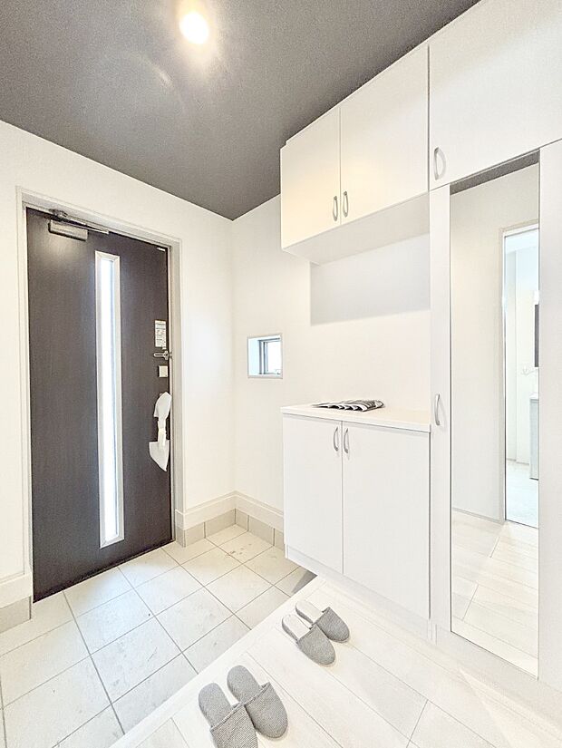 飾り棚を利用して、お越しいただくお客様をおもてなしできます。