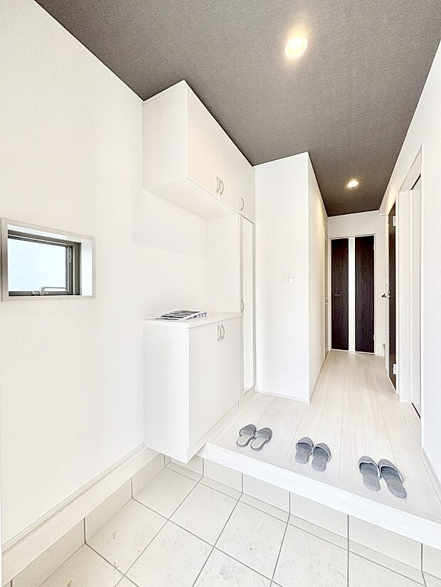 散らかりがちな玄関もスッキリの玄関収納付