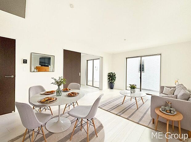 ご家族の賑やかな話し声で包まれる明るいリビング  ※家具はCGです