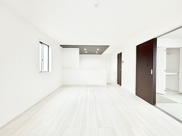 明るい陽光が注ぎ、寛ぎの雰囲気に満たされるリビング・ダイニング。 