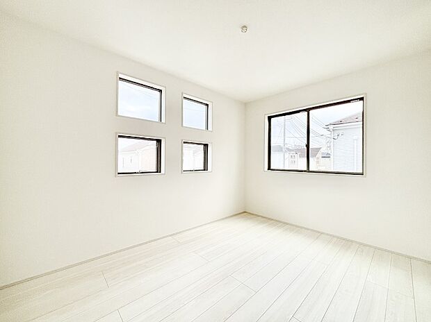 4つの四角い窓が外観にもアクセントを与えています。