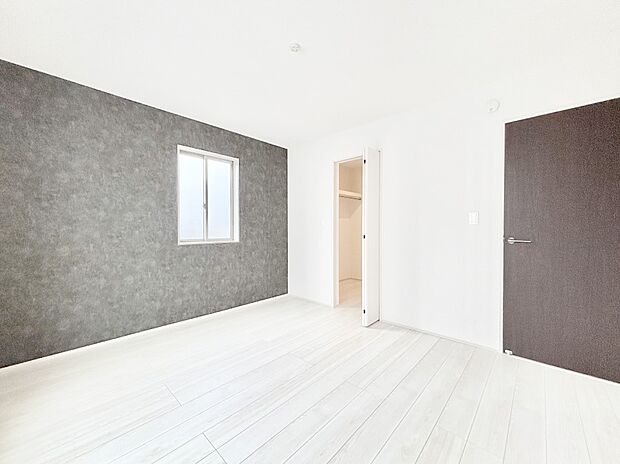 アクセントクロスがお洒落な洋室。