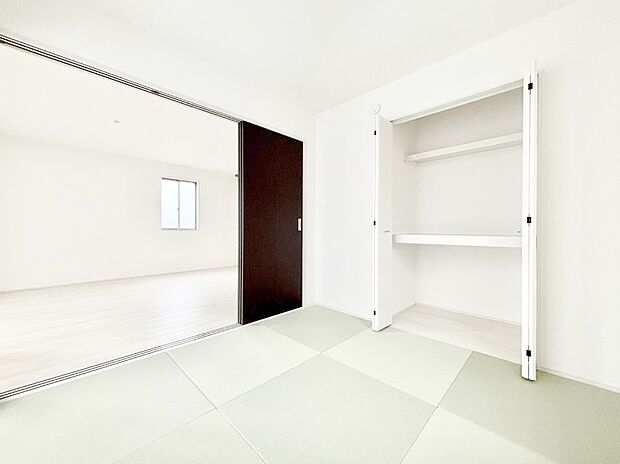 リビングと隣り合っている和室。ほっと一息できる和の空間も忘れずに。 