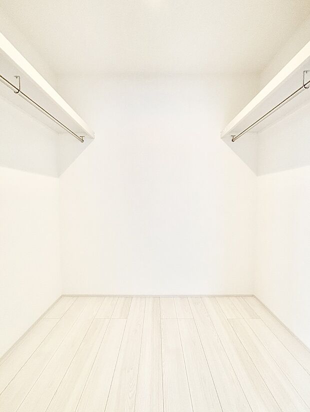 ウォークインクローゼット付きで生活空間を広く利用できます。