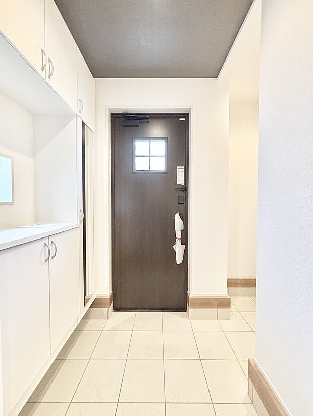 明るい玄関はお客様をお出迎えするのにぴったりです!