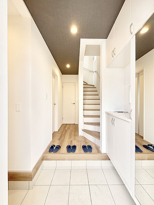 シューズインクローク付きの玄関。家族全員の靴や雨具などすっきり収納できます。