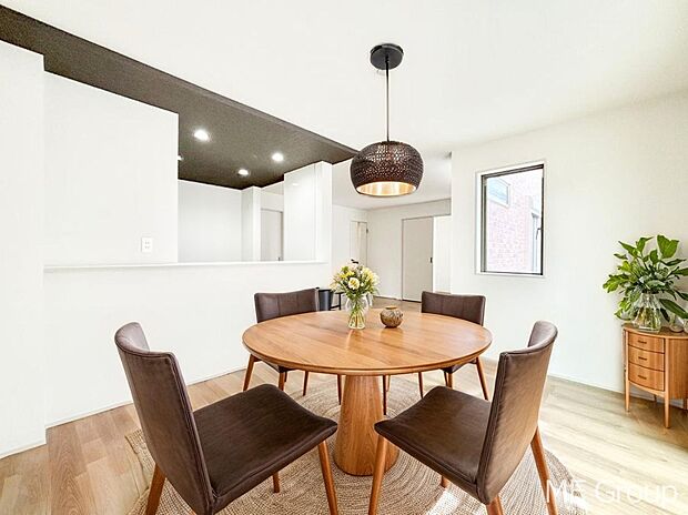 ご家族の賑やかな話し声で包まれる明るいリビング ※家具はCGです