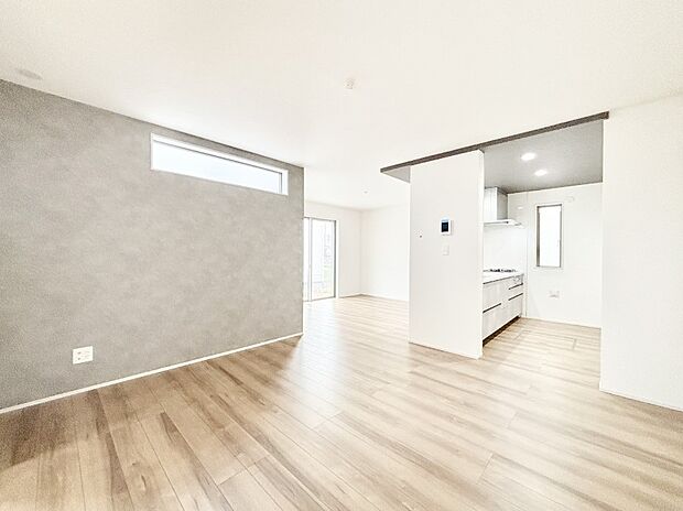 明るい陽光が注ぎ、寛ぎの雰囲気に満たされるリビング・ダイニング。