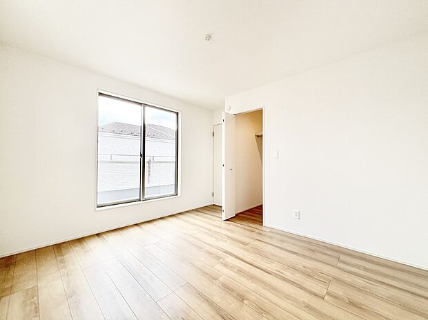 明るいバルコニーサイドに洋室を設置。目覚めの良い寝室に。