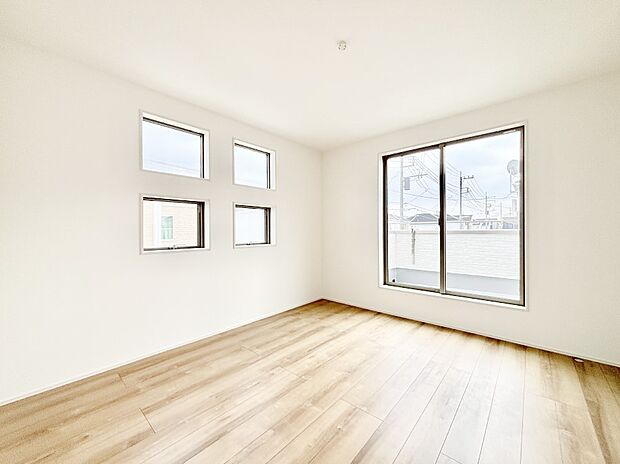 4つ並んだ窓が外観にもアクセントをプラス!日当たりの良いお部屋は気持ちが良いですね。