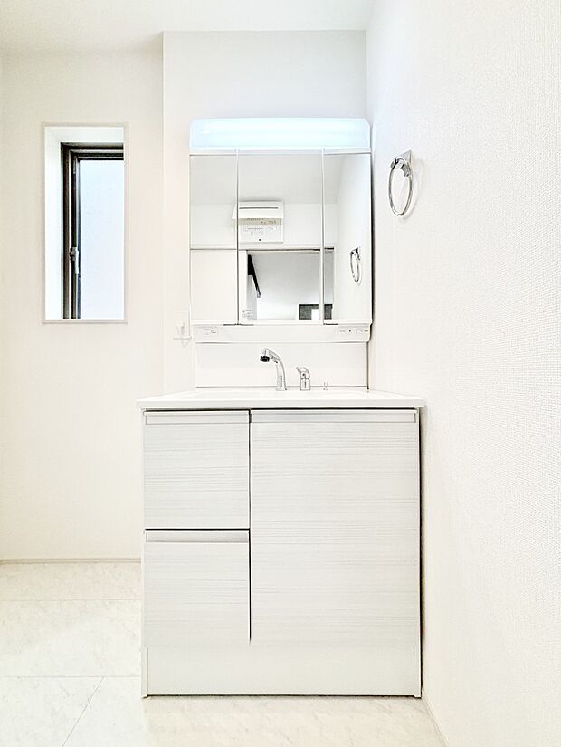 大きく見やすい三面鏡で清潔感ある洗面台は、身だしなみチェックや肌のお手入れにおすすめです。