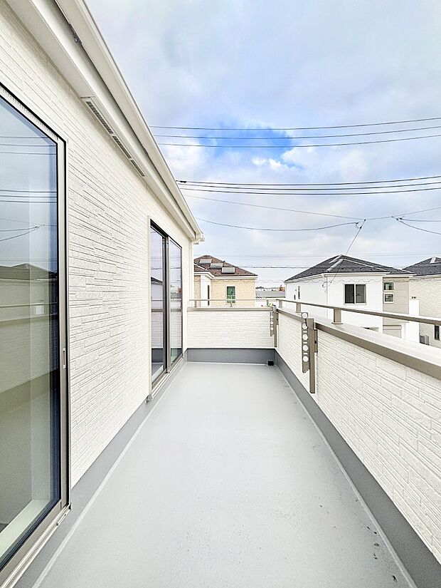 ゆったりバルコニーだから沢山お洗濯ものを干せます。