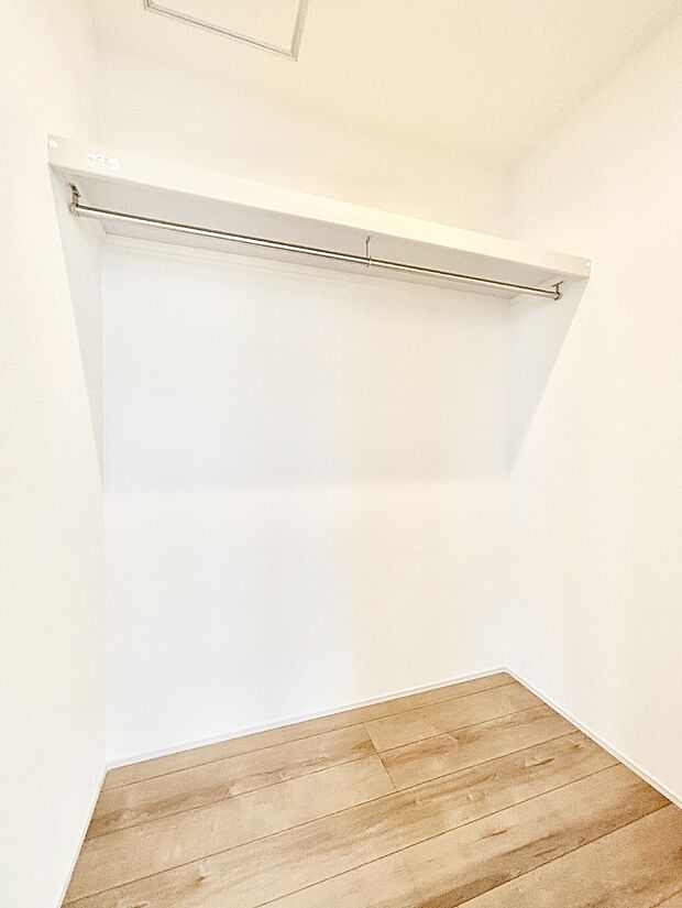 ウォークインクローゼット付きで生活空間を広く利用できます。