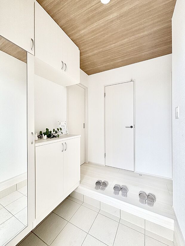 いつもきれいにしておきたい玄関ですね。  