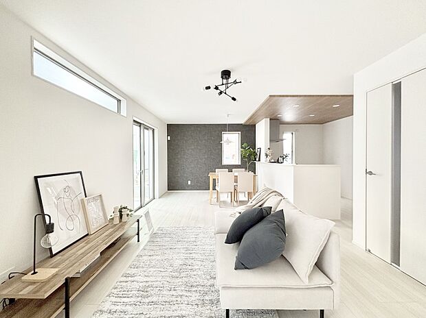 穏やかな陽だまりに包まれる、居心地の良いリビングで家族団らん！