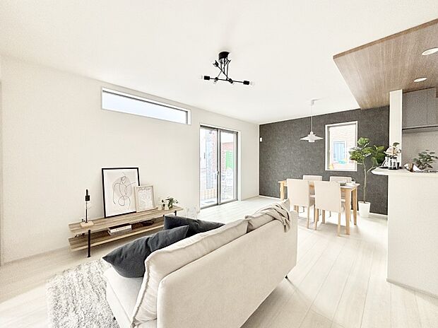 明るい陽光が注ぎ、寛ぎの雰囲気に満たされるリビング・ダイニング。   