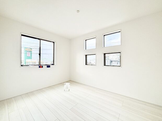 4つの四角い窓が外観にもアクセントを与えています。