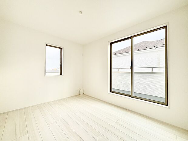 窓からのやさしい光が心地よいプライベートルーム  