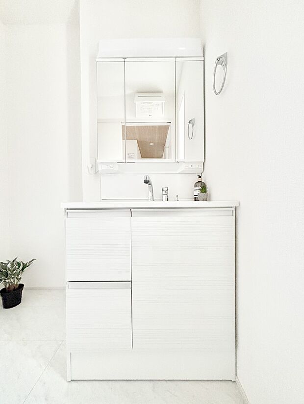 大きく見やすい三面鏡で清潔感ある洗面台は、身だしなみチェックや肌のお手入れにおすすめです。 