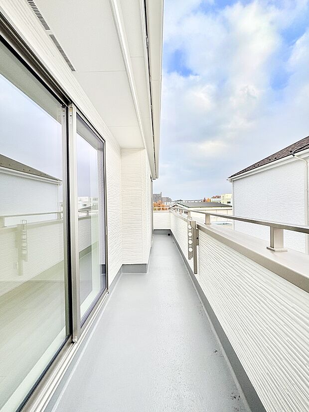 ゆったりバルコニーだから沢山お洗濯ものを干せます。