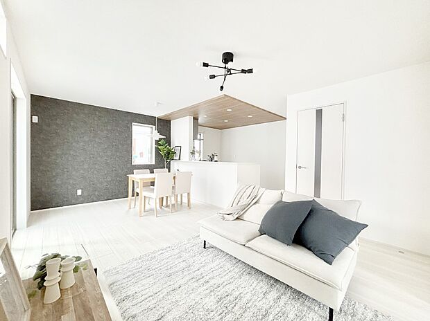 家族の笑顔が自然と生まれてくる、そんな雰囲気のダイニングに仕上がっています。