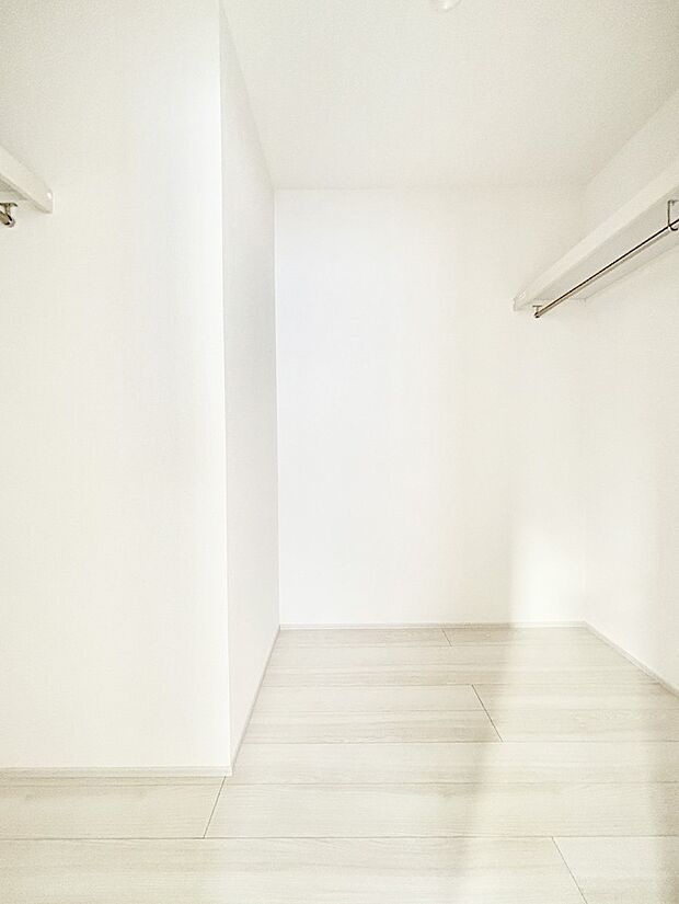 ウォークインクローゼット付きで生活空間を広く利用できます。