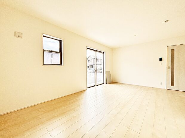 大きな窓からたっぷりの陽光と風を感じられるリビング