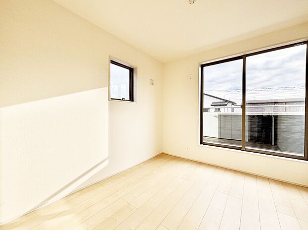 バルコニーが開放感をプラスしてくれる洋室