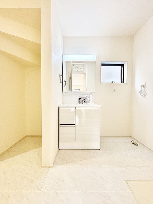 清潔感ある洗面化粧室で朝の身支度も快適