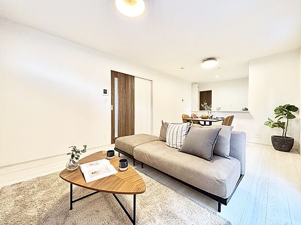 ご家族の賑やかな話し声で包まれる明るいリビング