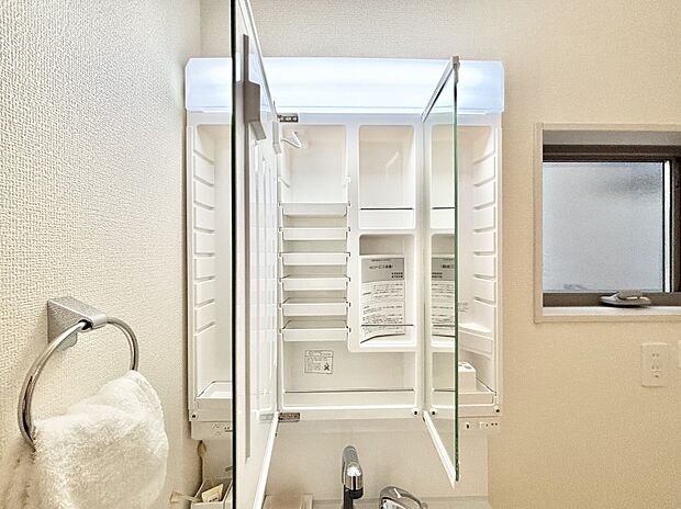 三面鏡の裏に、化粧品や衛生用品などを収納可能。洗面台をすっきりと保ちます!