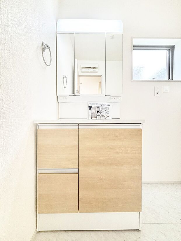 スタイリングに便利な三面鏡、ミラーキャビネットで細かい物スッキリ