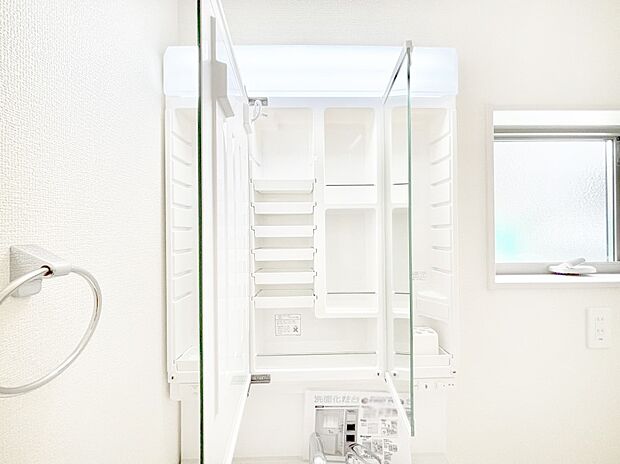 三面鏡の裏に、化粧品や衛生用品などを収納可能。洗面台をすっきりと保ちます！