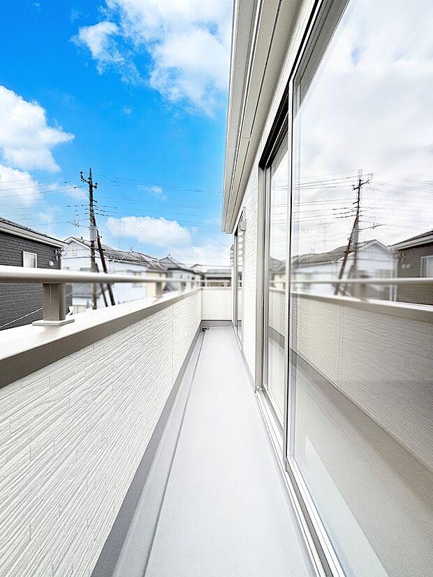 2部屋にまたがる広いバルコニー。晴れた日には洗濯物も気持ちよく干せそうですね。