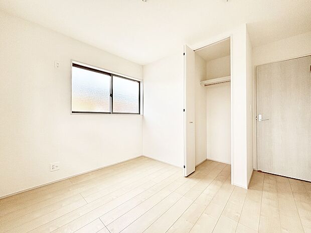 やさしい光がさしこむ居室はしっかり収納付き