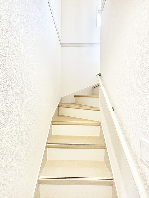安全性を考慮し階段には手すりを設置しています