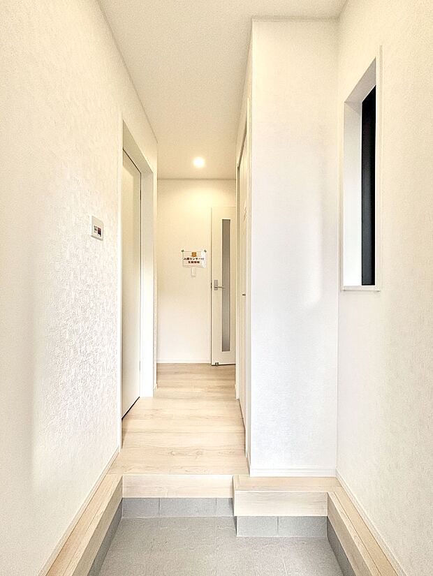 家族の帰宅やお客様をあたたかく迎える玄関  