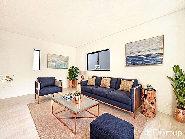 ご家族の賑やかな話し声で包まれる明るいリビング  ※家具はCGです