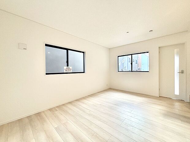 明るい陽光が注ぎ、寛ぎの雰囲気に満たされるダイニング。   