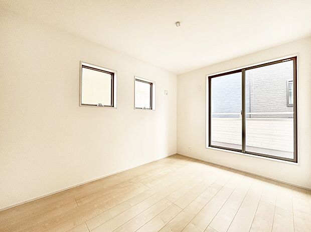 バルコニーが開放感をプラスしてくれる洋室