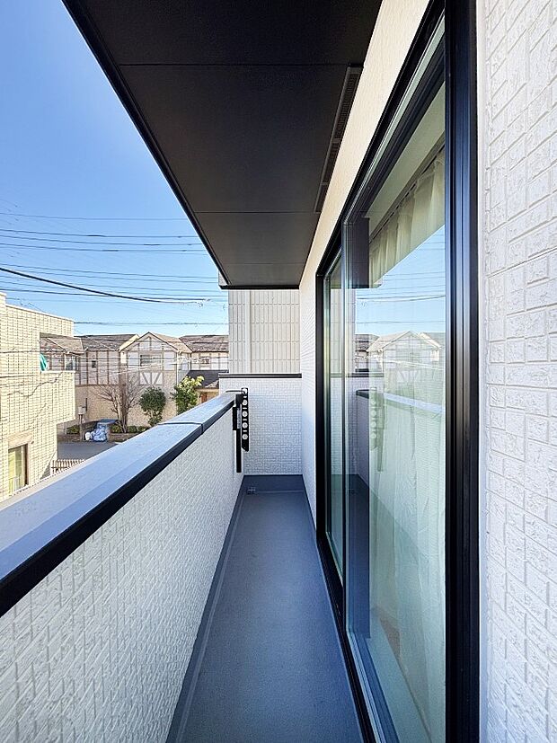 暖かな陽光が降り注ぐバルコニーはお洗濯におすすめ。爽やかな風も心地よいです。 