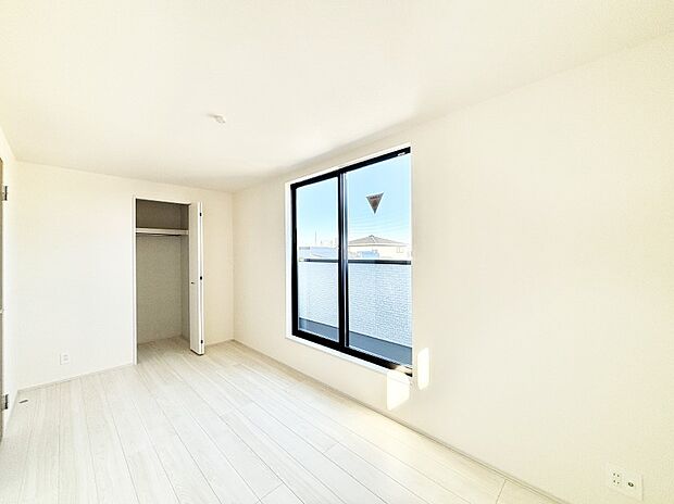 バルコニーが開放感をプラスしてくれる洋室  