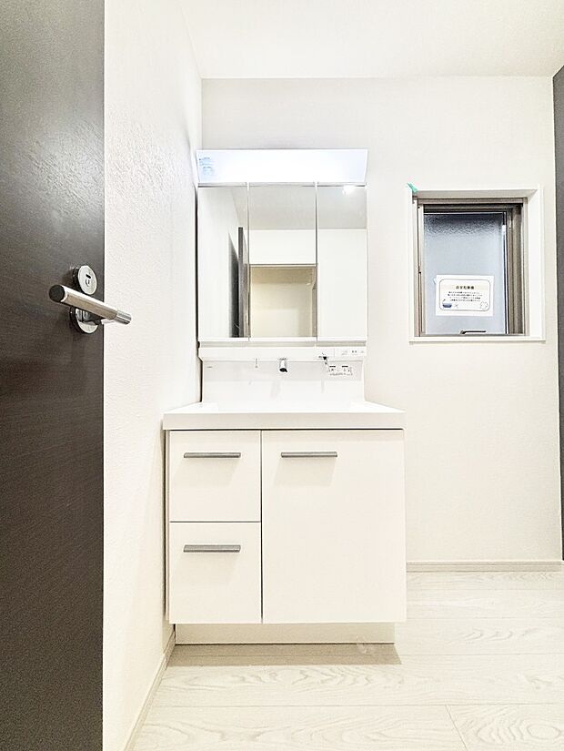 収納力と機能性に優れた洗面化粧台