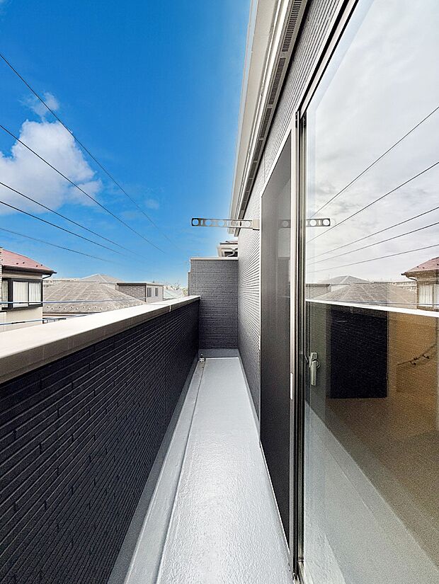 暖かな陽光が降り注ぐバルコニーはお洗濯におすすめ。爽やかな風も心地よいです。 