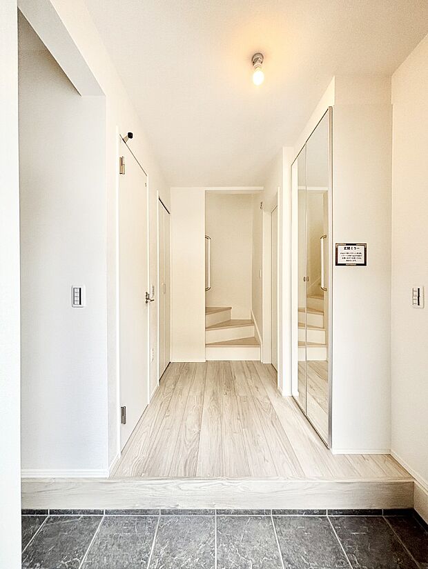 家族の帰宅やお客様をあたたかく迎える玄関  