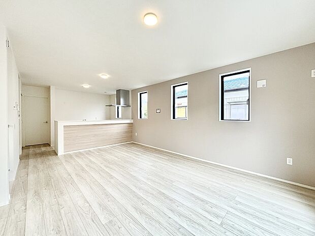 ナチュラルテイストの優しく柔らかい色使いのフローリングが素敵なリビングですね。