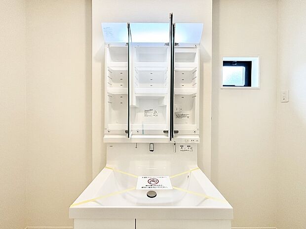 三面鏡の裏に、化粧品や衛生用品などを収納可能。洗面台をすっきりと保ちます！  