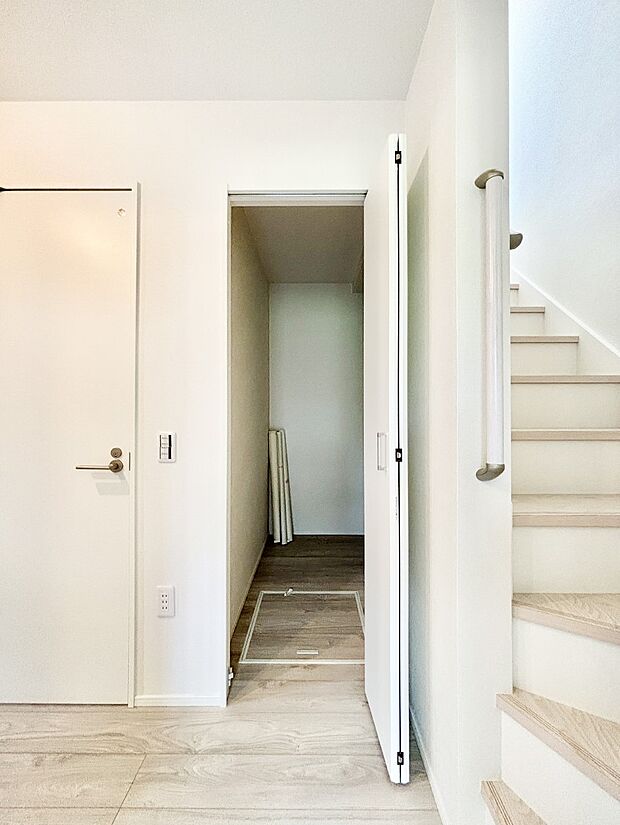 階段横に大型収納を完備しています  