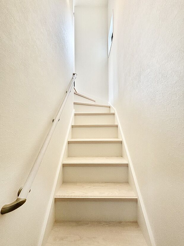 安全性を考慮し階段には手すりを設置しています