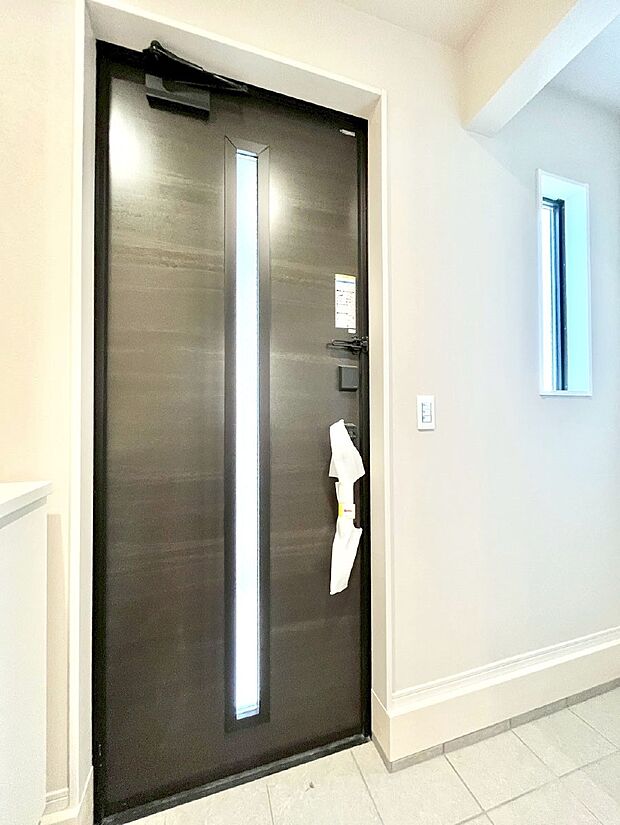 明るい玄関はお客様をお出迎えするのにぴったりです！ 